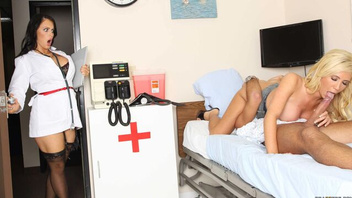 Сучки и один массивный хуй - ебля на троих