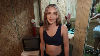 Попробовал крепким членом милую сучку