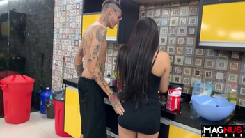 Одна сисястая шлюха готова поебаться