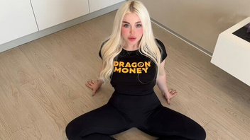 Жопастая блондиночка очень сладко трахается