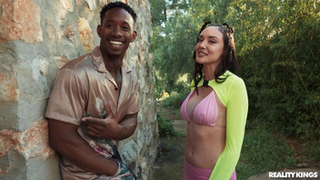 Ебутся на природе - красотка и негр