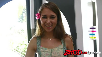 Милую девку отработал член