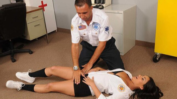 Красивая пышногрудая баба долбится