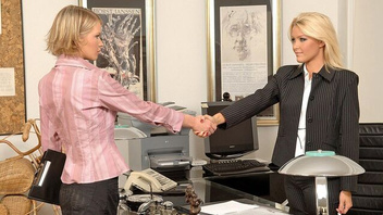 Телки красотки ебутся с игрушками