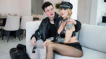 Зрелую красавицу круто трахнул молодой член