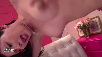 Азиатская красотка круто трахается