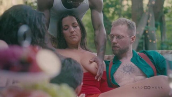 Групповая ебля членов с одной красавицей