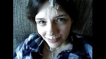 Эта девочка любит ухаживать за своим лицом