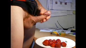 Клубника со свежими сливками