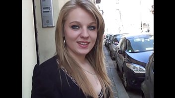 Девятнадцатилетняя Джессика обслужила двоих в борделе