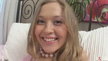 Парень оттянулся с юной блондинкой на кровати