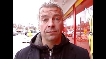 Опытный мужик с седыми волосами развел азиатку на секс