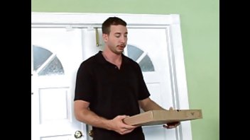 Темнокожая баба с большими титьками соблазнила доставщика пиццы