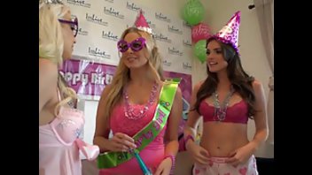 Групповая мастурбация в праздничной обстановке