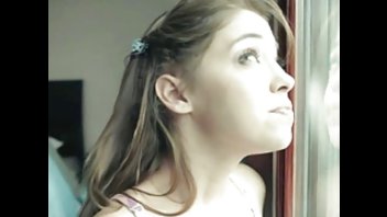 Возбужденный чел на кровати дрючит плоскогрудую подружку