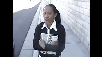 Молодая темнокожая девочка раздвигает ноги за деньги