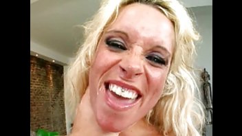 Белобрысая шалава Софи Логан