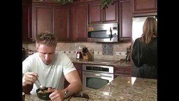 Возбужденная мамаша получила хороший секс в спальне