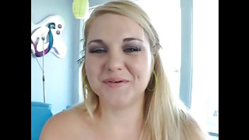 Воздушная блондинка имеет жесткий секс в попу