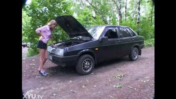 Молодая блондинка трахается с незнакомцем в автомобиле