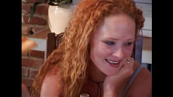 Возбужденная девка развратничает с двумя пацанами