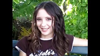 Развел симпатичную девушку на секс перед камерой