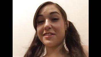 Молодая девка кувыркается с чернокожим