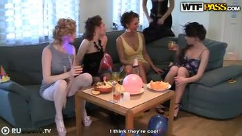 Девушки устроили групповой разврат на вечеринке