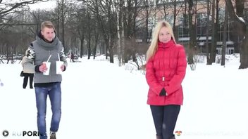 Согрелись на кровати после зимней прогулки