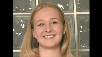 Улыбчивая блондинка показала свою писю крупным планом