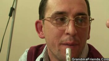 Молодой парень насодил на член жирную,старую бабулю