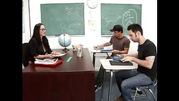 Порочная учительница занимается сексом со студентами