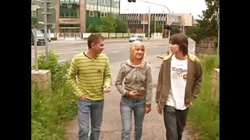 Студенты делают би секс втроем