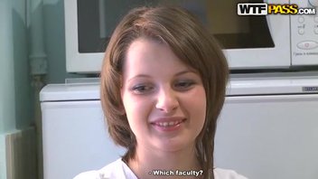 Молодая москвичка приехала к парню в Санкт Петербург