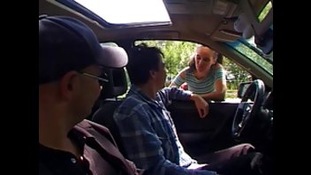 Два приятеля сняли грудастую шлюшку