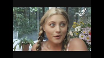 Грудастую блондинку с косичками трахнули в зад на кухне