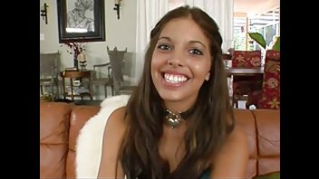 Обаятельная малышка принимает хуй на диване