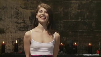 Молодая сучка испытала болезненный оргазм