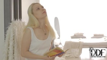 Нежные половые отношения между парнем и молодой блондинкой