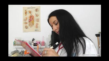 Медсестра в гинекологическом кресле