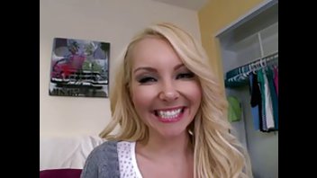 Блондинка с лучезарной улыбкой с удовольствием попрыгала на члене