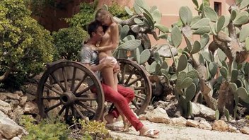 Парень и его сладкая подружка занимаются сексом на свежем воздухе