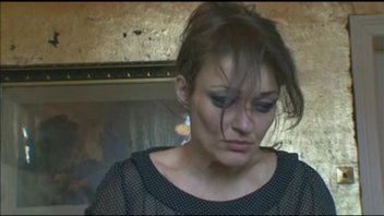 Мужик играет со своей зрелой секс рабыней