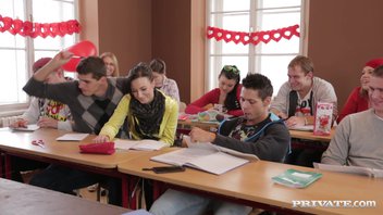 Групповой разврат между студентами в классе