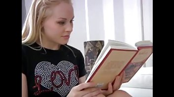 Молодая симпатичная блондинка выебана в попу мускулистым парнем