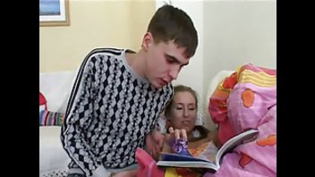 Парень и его молодая подруга отдыхают по взрослому