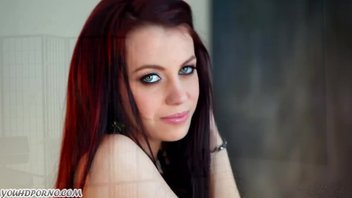 Элегантная бестия возбуждающе демонстрирует свои прелести на камеру