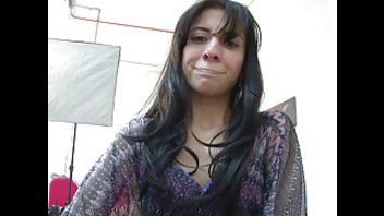 Плоская латинка с рабочим ртом ублажает развратного мужчину