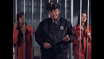 Заключенные сексапильные путаны занимаются лесбийским сексом