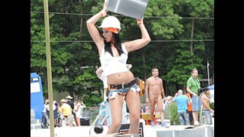 Сногсшибательная брюнеточка демонстрирует свою фигурку